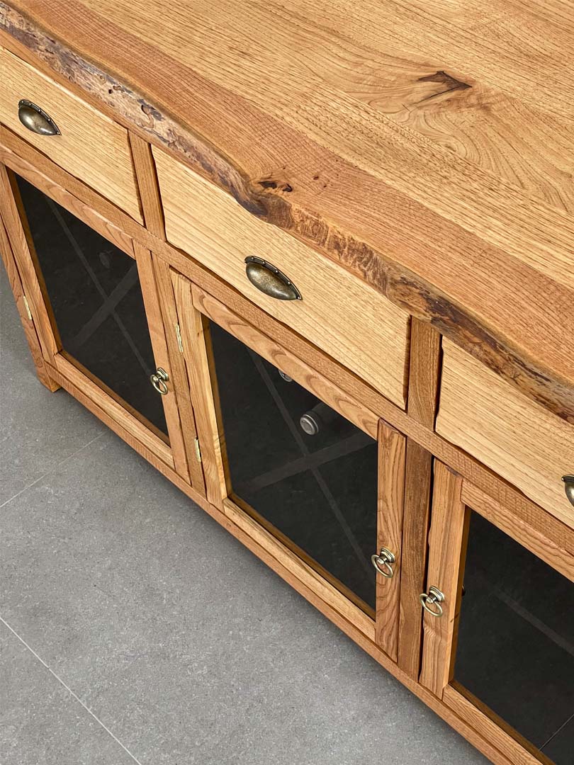 MÓVEIS EM MADEIRA MACIÇA