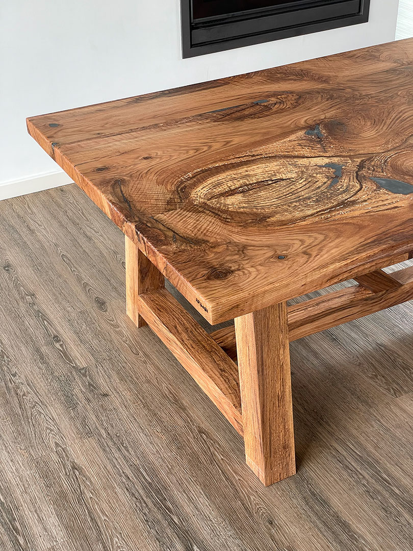 MÓVEIS EM MADEIRA MACIÇA