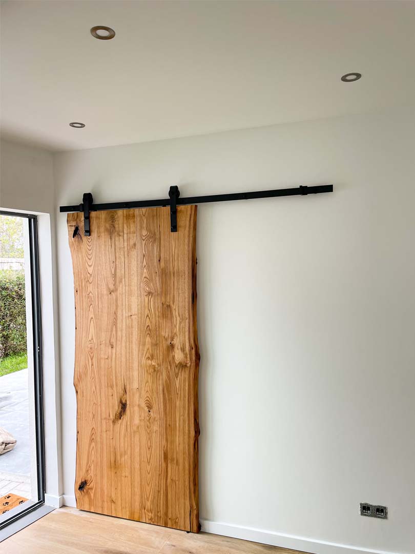 MÓVEIS EM MADEIRA MACIÇA