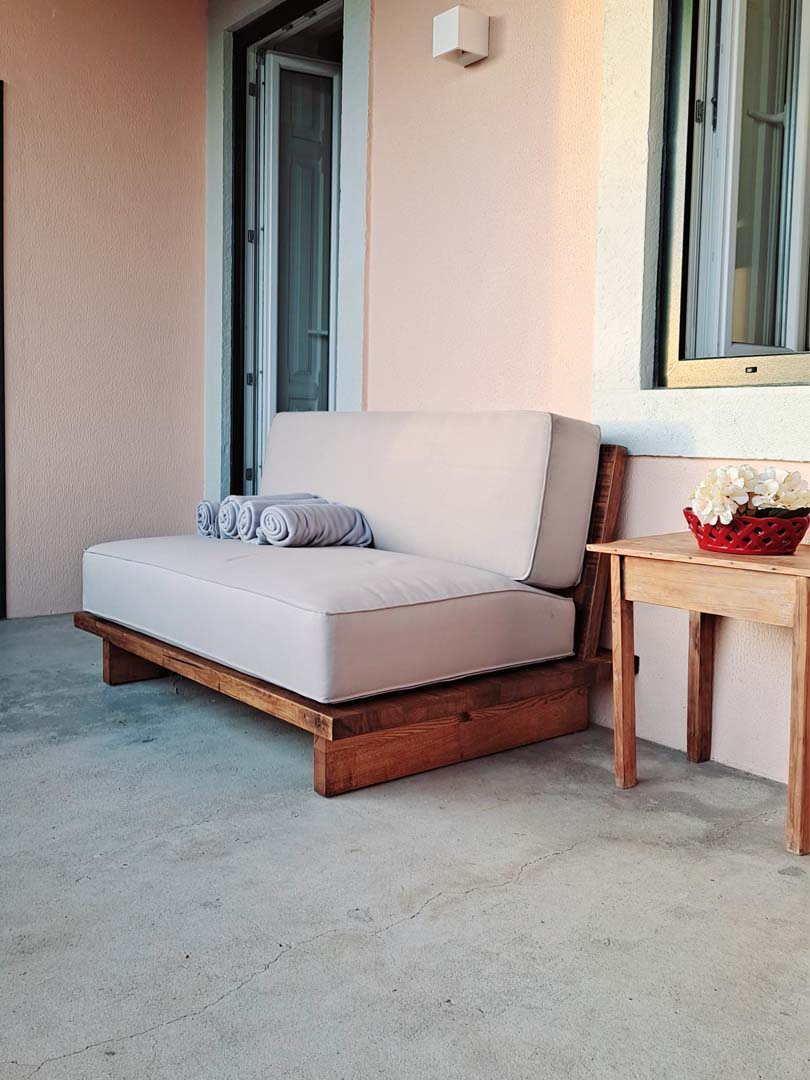 MÓVEIS EM MADEIRA MACIÇA