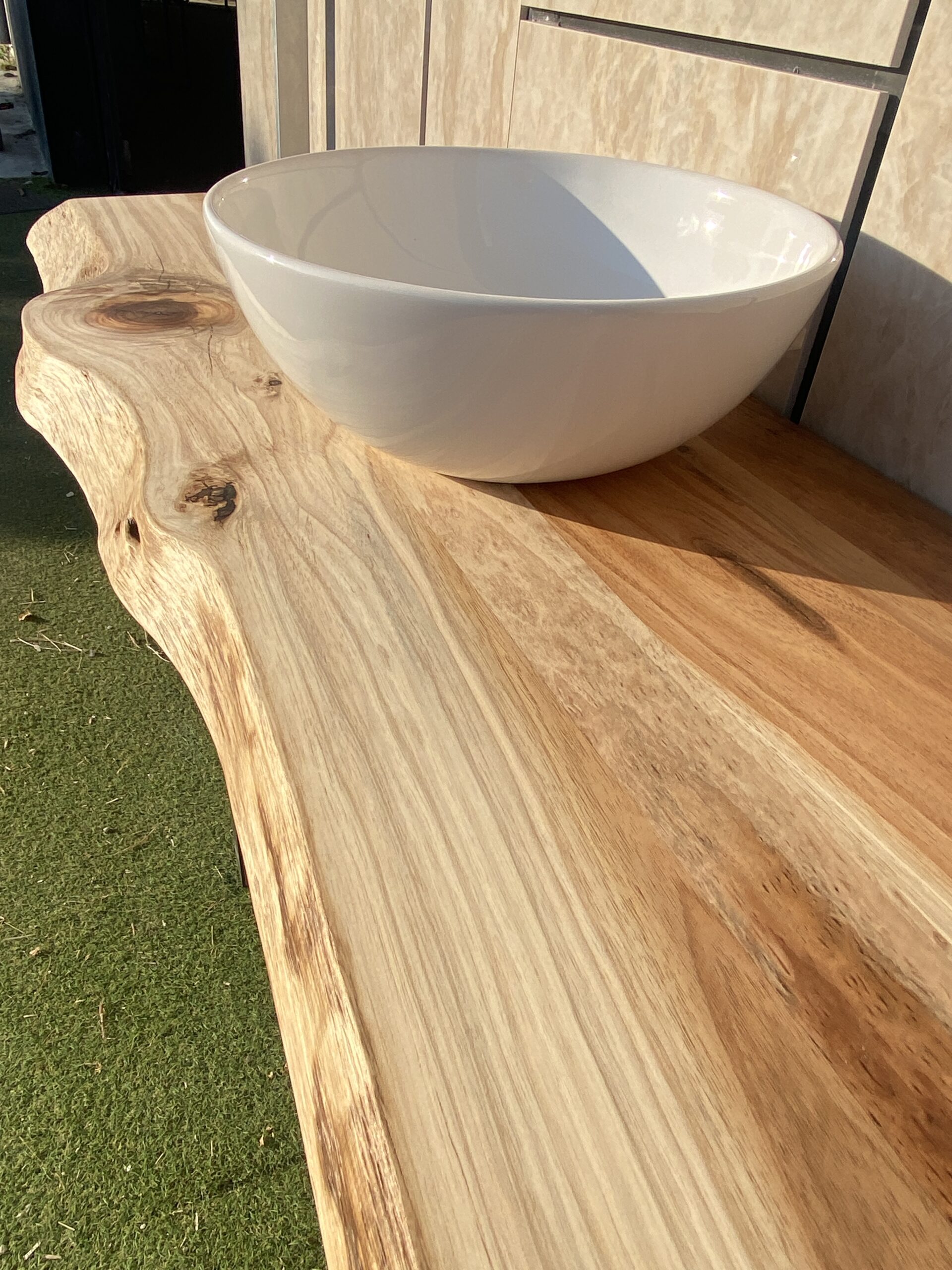 Bancada em madeira maciça de acacia Bancada em madeira maciça de acacia